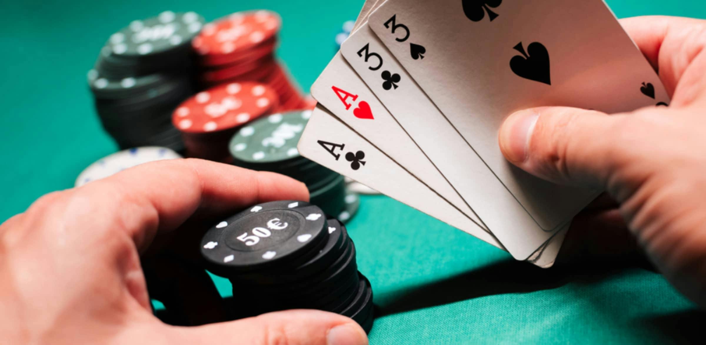 Optimal contre jeu exploitable au poker : lequel est le meilleur ?